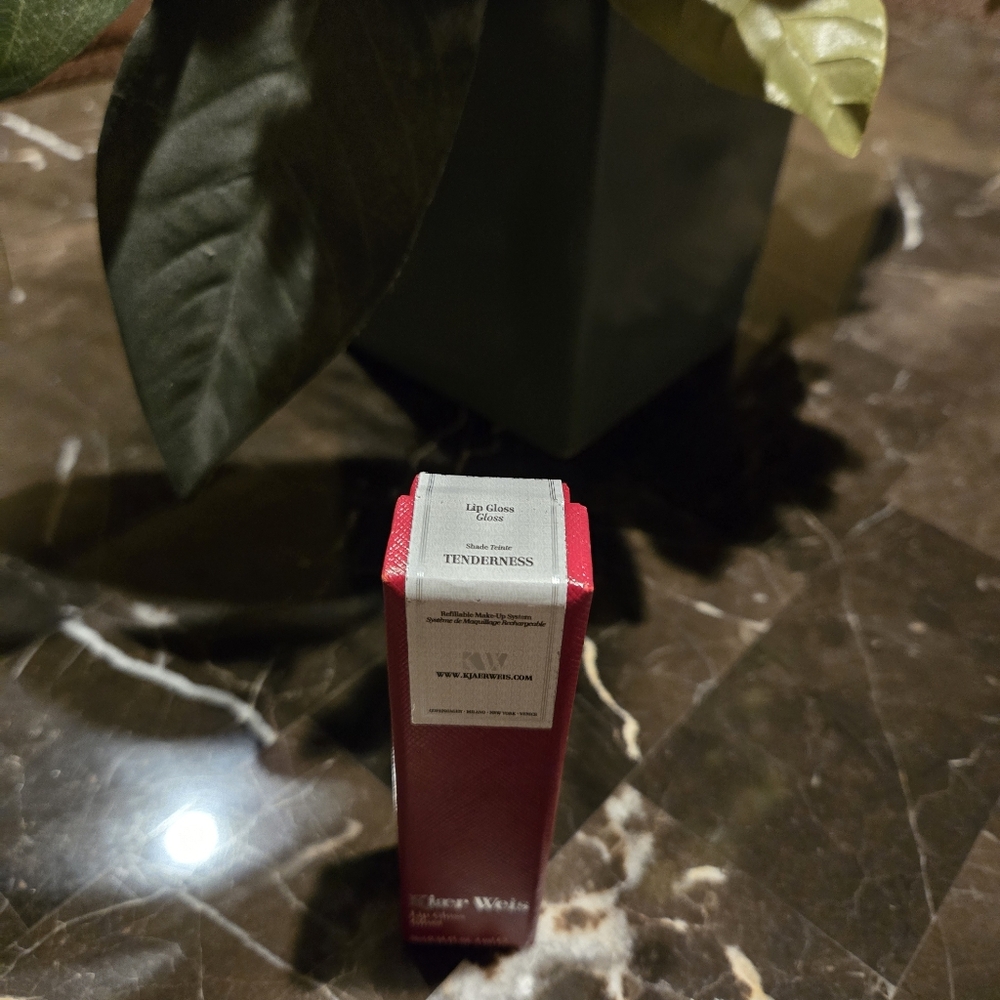 Kjaer Weis Lip Gloss ~ Elegant Nude ~ Tenderness ~ Voluptuous Texture - Picture 4 of 12